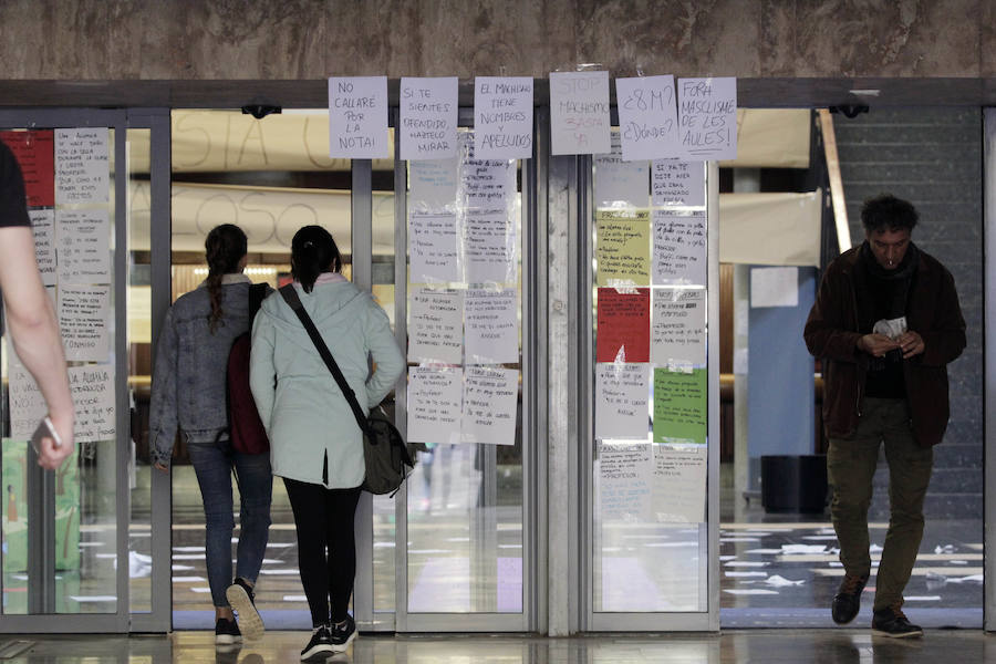 El hall de la Facultad de Filosofía amanece empapelado con ejemplos de expresiones y carteles que critican la falta de respuesta de la institución