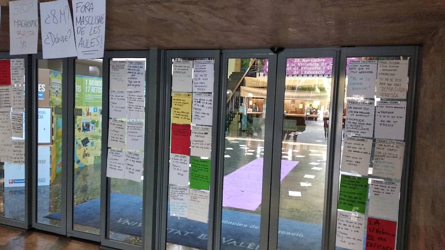 El hall de la Facultad de Filosofía amanece empapelado con ejemplos de expresiones y carteles que critican la falta de respuesta de la institución