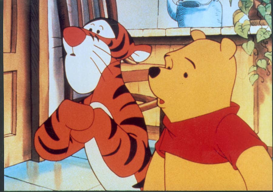 Una escena de la serie animada Winnie the Pooh, en la que aparece junto con su compañero Tigger. 