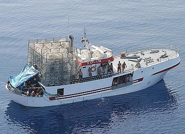 El 'Francisco y Catalina', con el que la familia Durá rescató a 51 inmigrantes, en medio del Mediterráneo en 2006. 