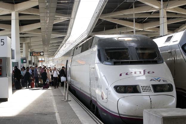 Un AVE en la estación Joaquín Sorolla de Valencia. 