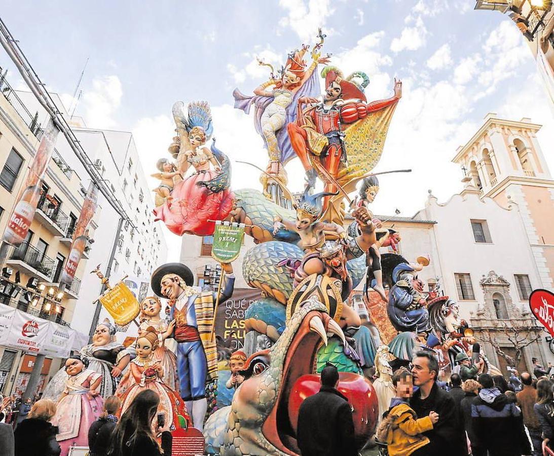 Las Fallas | La fiesta valenciana por excelencia, donde la luz y el fuego protagonizan una celebración en la que participan multitud de sectores artesanos. Su inclusión como Patrimonio de la Humanidad es un reconocimiento a la cultura y los valores valencianos, que cada vez son más populares y logran atraer a multitudes de turistas año tras año. El nombramiento reconoce la labor de creatividad colectiva que hay detrás de la fiesta josefina, su ingenio satírico y su capacidad para salvaguardar las artes y oficios tradicionales.