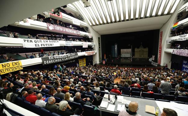 Pancartas con contenido político y social, en el Palau de Les Arts.