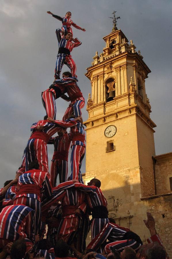 Fiestas a la Mare de Déu de la Salut en Algemesí | Hasta la llegada de las Fallas de Valencia, las fiestas en honor a la Mare de Déu de la Salut en Algemesí eran la última aportación valenciana al Patrimonio de la Humanidad de la UNESCO. La fiesta se celebra en honor a la patrona de la localidad valenciana con danzas y representaciones para festejar el hallazgo de la imagen de la Mare de Déu de la Salut.