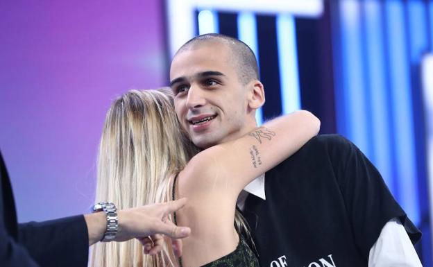 Pablo, el novio de la concursante de OT 2018, María, fue a sorprenderla tras su actuación.