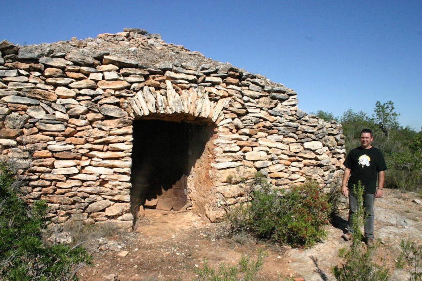 El arte de piedra seca | Este Patrimonio de la Humanidad cuenta con gran presencia en la Comunitat Valenciana y fue reconocido hace tan solo un día. El pasado miércoles la Unesco decidió incorporar al listado esta técnica para fabricar construcciones de piedra basada en superponer unas sobre otras, sin utilizar ningún otro material para la unión. Se encuentran principalmente en las áreas rurales, especialmente en Castellón (en las zonas de Vinaròs-Sant Jordi, en El Baix Maestrat; Tírig-Catí-Albocàsser, en L'Alt Maestrat, y Vilafranca-Castellfort, en la comarca de Els Ports de Morella) y en Alicante (destacan los municipios de Callosa d'en Sarrià, Novelda, Crevillent o Pinoso).