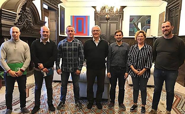 Joan Ribó junto con los representantes sindicales. 