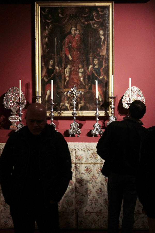 El Museu Valencià de la Il·lustració i la Modernitat (MuVIM) ha recopilado en un ciclo expositivo la historia social y cultural de la 'Mare de Déu dels Desemparats', en «una de las exposiciones más ambiciosas de sus 17 años de existencia» que reflexiona sobre su contribución a la memoria colectiva; sobre una devoción que tiene «empatía con los desamparados de toda clase y condición»; y en cómo la «secularización no ha matado la religión, sino que la ha transformado». 'Mare de Déu dels Desamparats' condensa 600 siglos de historia de la patrona de València en tres muestras que «ocupan la mayor parte de los espacios del museo dedicados a exposiciones temporales», desde la creación de la medieval 'Lloable Confraria de Nostra Dona Sancta Maria dels Ignoscens' hasta la actualidad. En ella, se pueden ver piezas pertenecientes a colecciones particulares y de instituciones como el MuMA, que se traducen en «salas con gran riqueza de patrimonio histórico».