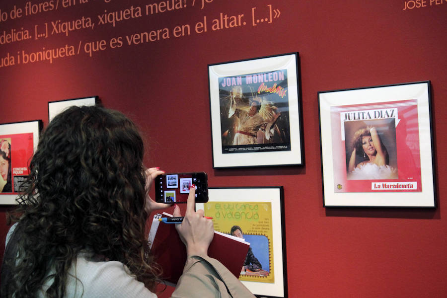 El Museu Valencià de la Il·lustració i la Modernitat (MuVIM) ha recopilado en un ciclo expositivo la historia social y cultural de la 'Mare de Déu dels Desemparats', en «una de las exposiciones más ambiciosas de sus 17 años de existencia» que reflexiona sobre su contribución a la memoria colectiva; sobre una devoción que tiene «empatía con los desamparados de toda clase y condición»; y en cómo la «secularización no ha matado la religión, sino que la ha transformado». 'Mare de Déu dels Desamparats' condensa 600 siglos de historia de la patrona de València en tres muestras que «ocupan la mayor parte de los espacios del museo dedicados a exposiciones temporales», desde la creación de la medieval 'Lloable Confraria de Nostra Dona Sancta Maria dels Ignoscens' hasta la actualidad. En ella, se pueden ver piezas pertenecientes a colecciones particulares y de instituciones como el MuMA, que se traducen en «salas con gran riqueza de patrimonio histórico».