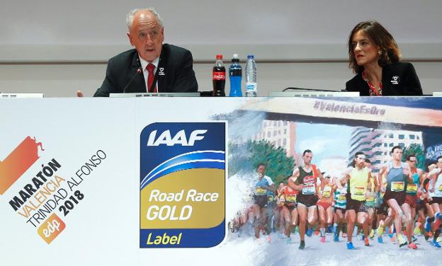 Paco Borao y Elena Tejedor, ayer durante la presentación del Maratón Valencia Trinidad Alfonso. 