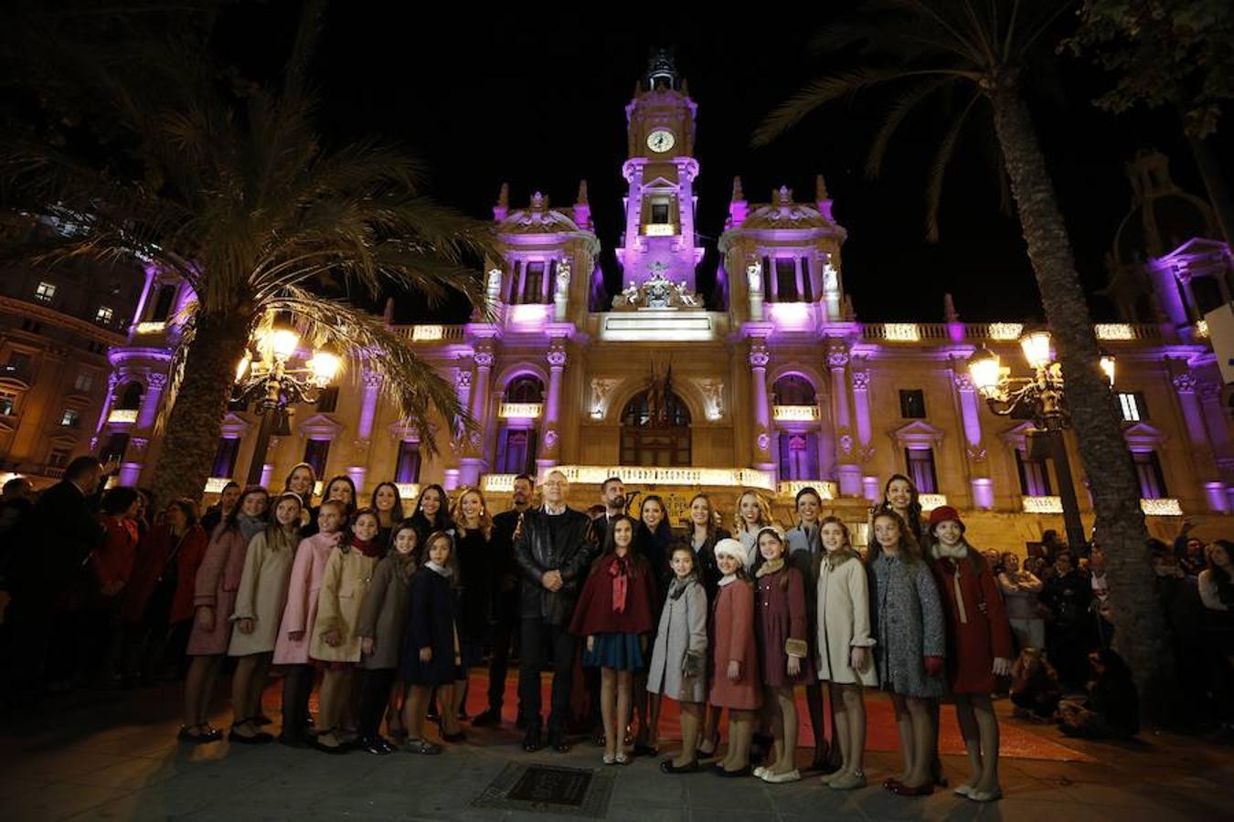 La Plaza del Ayuntamiento de Valencia ha vivido este viernes el encendido oficial de la iluminación navideña. Como gran novedad, este año otros dos barrios y dos pueblos de la ciudad se suman en la apuesta por descentralizar la decoración. Los dos barrios que este año estrenarán árbol de Navidad serán Benicalap y Malilla, sumándose así a las plazas de Patraix, Campanar, Benimaclet, Sant Valer (en Russafa), la Creu del Canyamelar y Doctor Collado (en Ciutat Vella), Orriols, Sant Marcel·lí y Abastos. Serán un total de 11 los árboles que se repartirán por toda la ciudad, además del de la Plaza del Ayuntamiento.