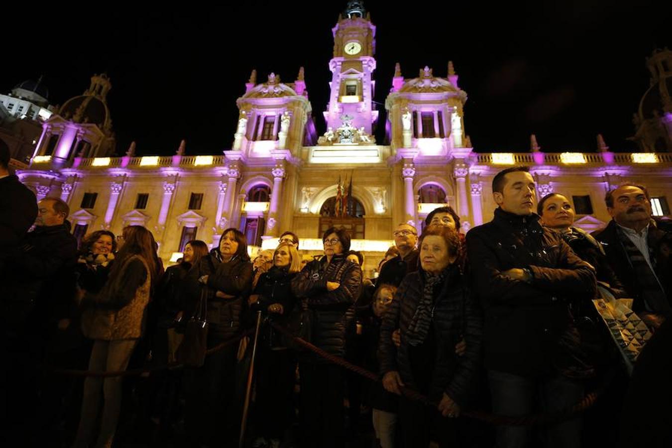 La Plaza del Ayuntamiento de Valencia ha vivido este viernes el encendido oficial de la iluminación navideña. Como gran novedad, este año otros dos barrios y dos pueblos de la ciudad se suman en la apuesta por descentralizar la decoración. Los dos barrios que este año estrenarán árbol de Navidad serán Benicalap y Malilla, sumándose así a las plazas de Patraix, Campanar, Benimaclet, Sant Valer (en Russafa), la Creu del Canyamelar y Doctor Collado (en Ciutat Vella), Orriols, Sant Marcel·lí y Abastos. Serán un total de 11 los árboles que se repartirán por toda la ciudad, además del de la Plaza del Ayuntamiento.