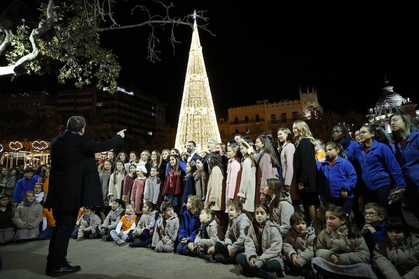 La Plaza del Ayuntamiento de Valencia ha vivido este viernes el encendido oficial de la iluminación navideña. Como gran novedad, este año otros dos barrios y dos pueblos de la ciudad se suman en la apuesta por descentralizar la decoración. Los dos barrios que este año estrenarán árbol de Navidad serán Benicalap y Malilla, sumándose así a las plazas de Patraix, Campanar, Benimaclet, Sant Valer (en Russafa), la Creu del Canyamelar y Doctor Collado (en Ciutat Vella), Orriols, Sant Marcel·lí y Abastos. Serán un total de 11 los árboles que se repartirán por toda la ciudad, además del de la Plaza del Ayuntamiento.