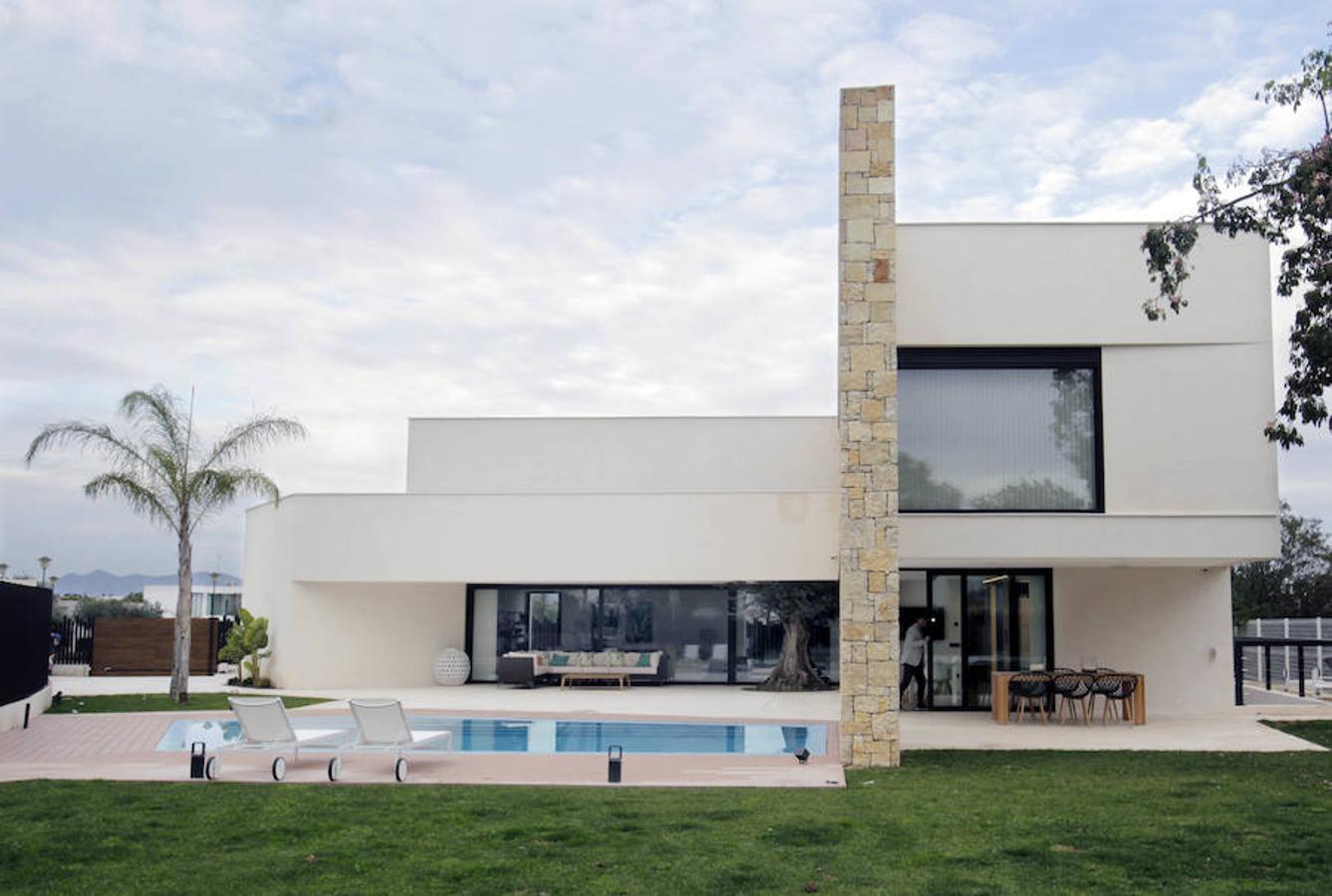 Cuando Antonio y Carolina se plantearon construir un nuevo hogar vieron una casa obra del arquitecto Jaime Chiralt que combinaba la piedra con el blanco. En ese momento le llamaron para encargarle el proyecto y juntos dieron con la parcela rectangular que hoy acoge su vivienda en una urbanización a las afueras de Valencia. Les conquistó la ubicación y decidieron derruir la casa que había para empezar de cero. La piedra es el verdadero elemento vertebrador que regula el espacio. El blanco, el negro y la madera predominan en toda la casa creando una sincronía cromática muy estética y equilibrada. 