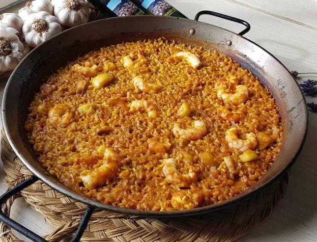 Una de las paellas a la brasa que realiza el local.