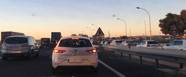 Atasco en la V-30, de 5 kilómetros alrededor de las 17:30 h.