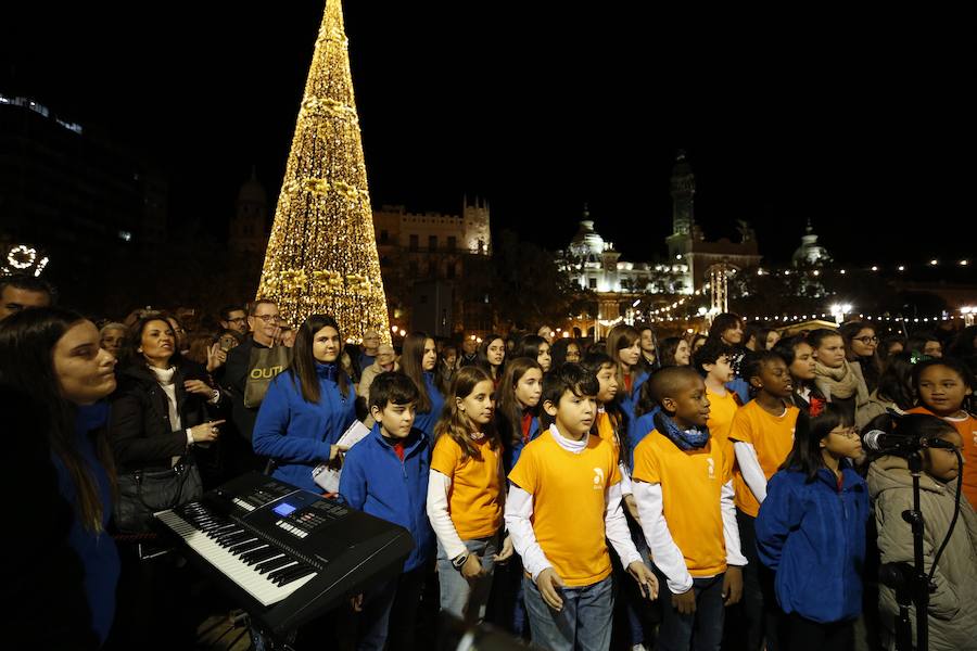 La Plaza del Ayuntamiento de Valencia ha vivido este viernes el encendido oficial de la iluminación navideña. Como gran novedad, este año otros dos barrios y dos pueblos de la ciudad se suman en la apuesta por descentralizar la decoración. Los dos barrios que este año estrenarán árbol de Navidad serán Benicalap y Malilla, sumándose así a las plazas de Patraix, Campanar, Benimaclet, Sant Valer (en Russafa), la Creu del Canyamelar y Doctor Collado (en Ciutat Vella), Orriols, Sant Marcel·lí y Abastos. Serán un total de 11 los árboles que se repartirán por toda la ciudad, además del de la Plaza del Ayuntamiento.