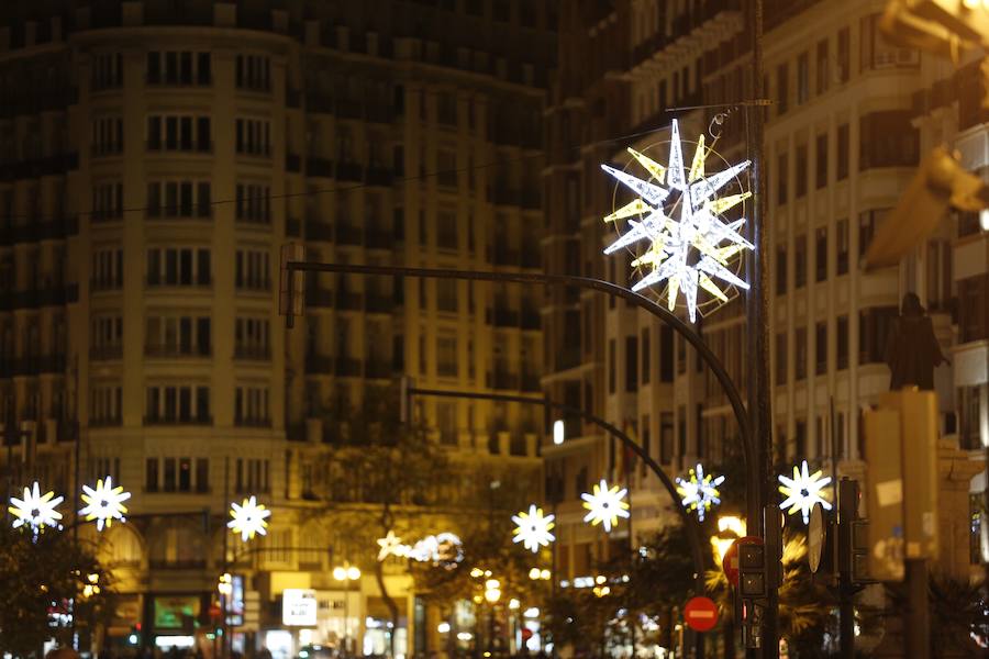 La Plaza del Ayuntamiento de Valencia ha vivido este viernes el encendido oficial de la iluminación navideña. Como gran novedad, este año otros dos barrios y dos pueblos de la ciudad se suman en la apuesta por descentralizar la decoración. Los dos barrios que este año estrenarán árbol de Navidad serán Benicalap y Malilla, sumándose así a las plazas de Patraix, Campanar, Benimaclet, Sant Valer (en Russafa), la Creu del Canyamelar y Doctor Collado (en Ciutat Vella), Orriols, Sant Marcel·lí y Abastos. Serán un total de 11 los árboles que se repartirán por toda la ciudad, además del de la Plaza del Ayuntamiento.