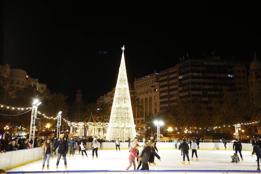 La Plaza del Ayuntamiento de Valencia ha vivido este viernes el encendido oficial de la iluminación navideña. Como gran novedad, este año otros dos barrios y dos pueblos de la ciudad se suman en la apuesta por descentralizar la decoración. Los dos barrios que este año estrenarán árbol de Navidad serán Benicalap y Malilla, sumándose así a las plazas de Patraix, Campanar, Benimaclet, Sant Valer (en Russafa), la Creu del Canyamelar y Doctor Collado (en Ciutat Vella), Orriols, Sant Marcel·lí y Abastos. Serán un total de 11 los árboles que se repartirán por toda la ciudad, además del de la Plaza del Ayuntamiento.