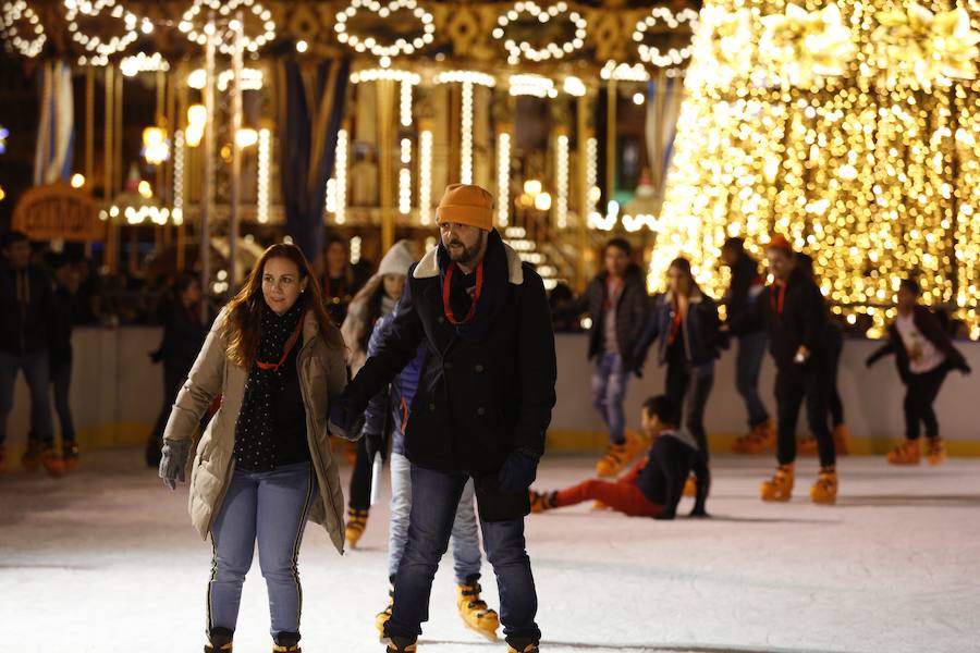 La Plaza del Ayuntamiento de Valencia ha vivido este viernes el encendido oficial de la iluminación navideña. Como gran novedad, este año otros dos barrios y dos pueblos de la ciudad se suman en la apuesta por descentralizar la decoración. Los dos barrios que este año estrenarán árbol de Navidad serán Benicalap y Malilla, sumándose así a las plazas de Patraix, Campanar, Benimaclet, Sant Valer (en Russafa), la Creu del Canyamelar y Doctor Collado (en Ciutat Vella), Orriols, Sant Marcel·lí y Abastos. Serán un total de 11 los árboles que se repartirán por toda la ciudad, además del de la Plaza del Ayuntamiento.