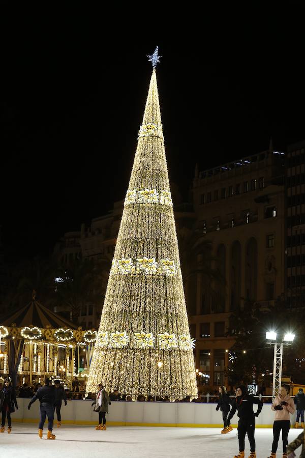 La Plaza del Ayuntamiento de Valencia ha vivido este viernes el encendido oficial de la iluminación navideña. Como gran novedad, este año otros dos barrios y dos pueblos de la ciudad se suman en la apuesta por descentralizar la decoración. Los dos barrios que este año estrenarán árbol de Navidad serán Benicalap y Malilla, sumándose así a las plazas de Patraix, Campanar, Benimaclet, Sant Valer (en Russafa), la Creu del Canyamelar y Doctor Collado (en Ciutat Vella), Orriols, Sant Marcel·lí y Abastos. Serán un total de 11 los árboles que se repartirán por toda la ciudad, además del de la Plaza del Ayuntamiento.