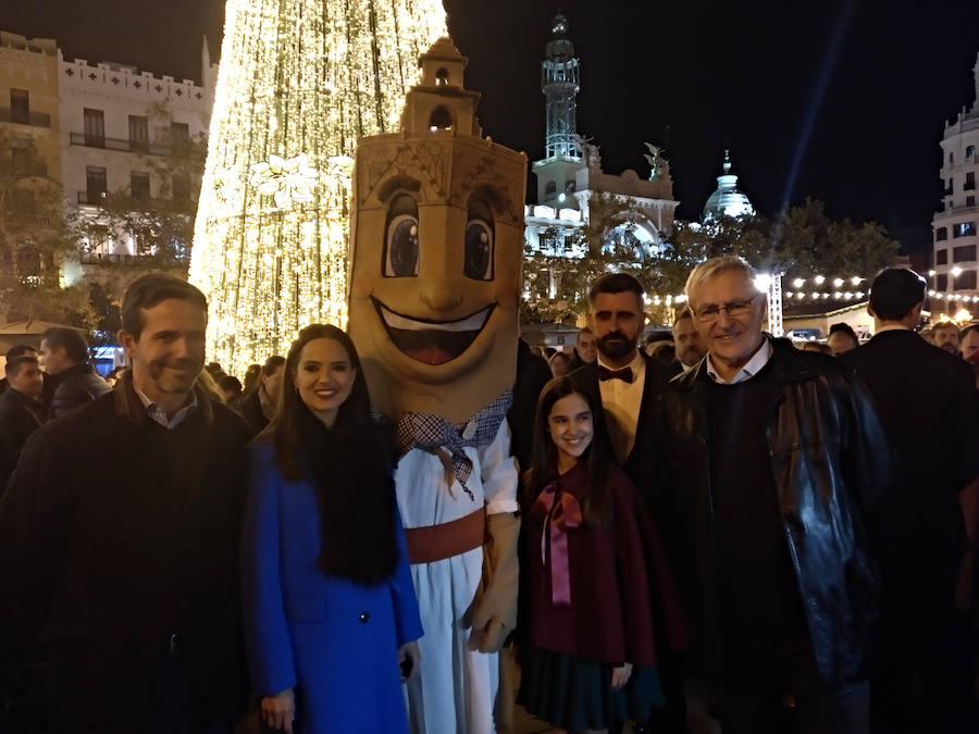 La Plaza del Ayuntamiento de Valencia ha vivido este viernes el encendido oficial de la iluminación navideña. Como gran novedad, este año otros dos barrios y dos pueblos de la ciudad se suman en la apuesta por descentralizar la decoración. Los dos barrios que este año estrenarán árbol de Navidad serán Benicalap y Malilla, sumándose así a las plazas de Patraix, Campanar, Benimaclet, Sant Valer (en Russafa), la Creu del Canyamelar y Doctor Collado (en Ciutat Vella), Orriols, Sant Marcel·lí y Abastos. Serán un total de 11 los árboles que se repartirán por toda la ciudad, además del de la Plaza del Ayuntamiento.