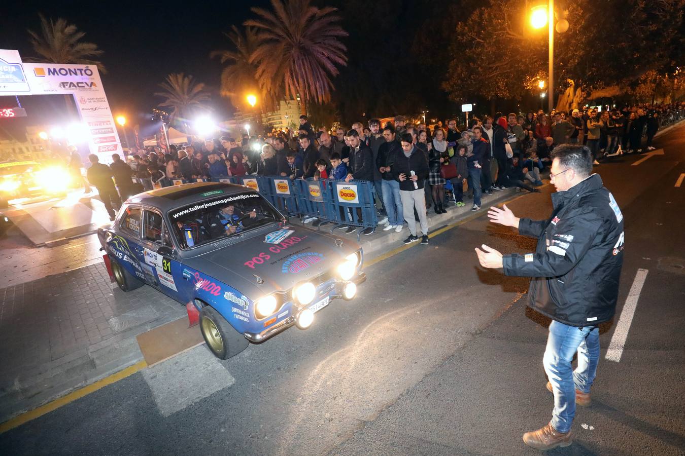 El XIX Rally Ciudad de Valencia ha arrancado este viernes con una salida neutralizada desde las Torres de Serranos.
