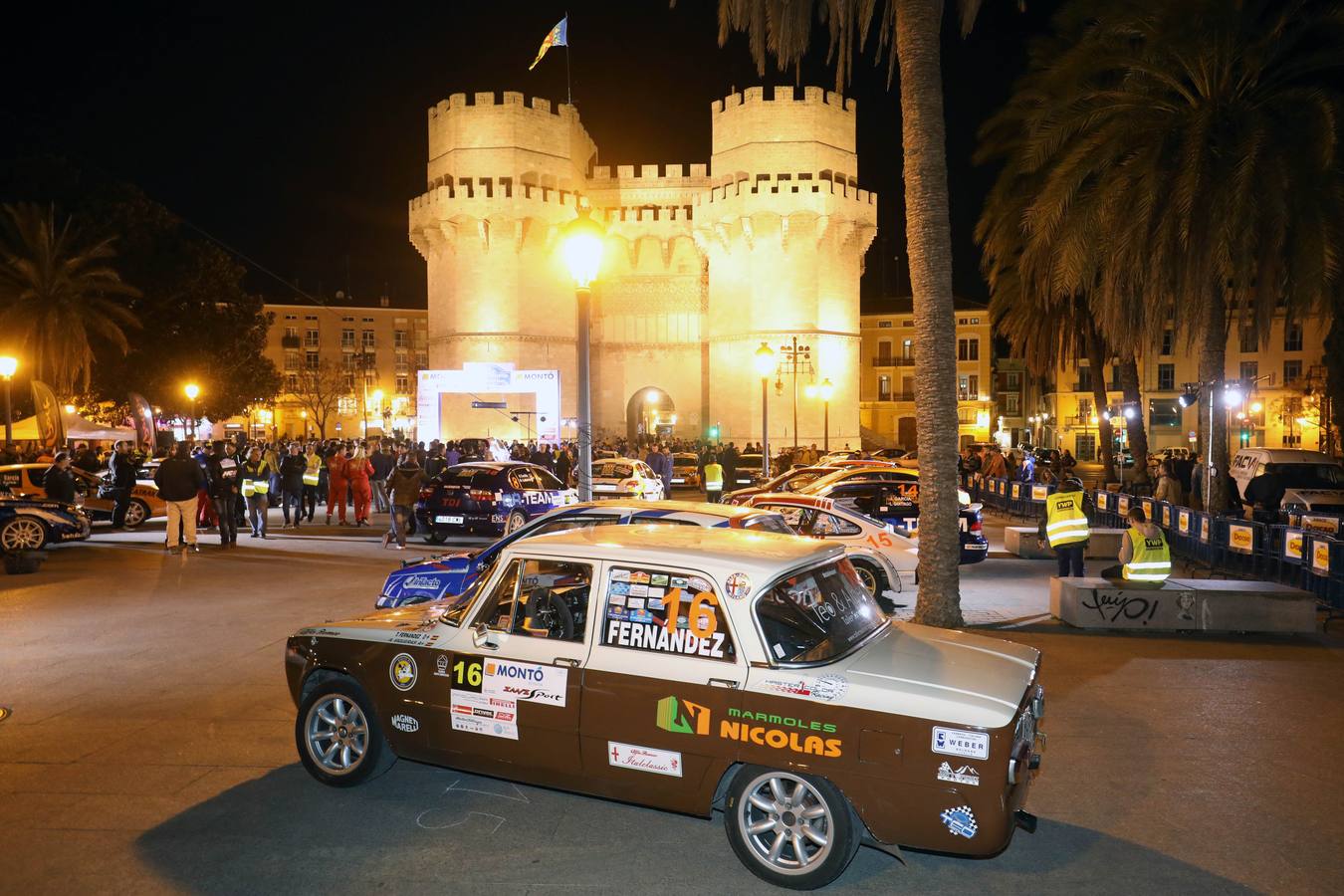 El XIX Rally Ciudad de Valencia ha arrancado este viernes con una salida neutralizada desde las Torres de Serranos.