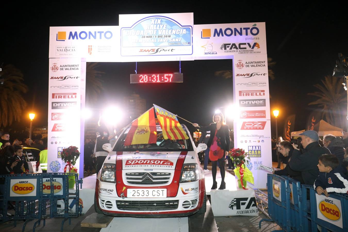 El XIX Rally Ciudad de Valencia ha arrancado este viernes con una salida neutralizada desde las Torres de Serranos.