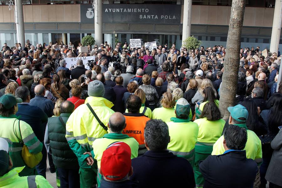 Con el tiempo casi agotado y sin indicios de solución, así se encuentra el pesquero de santa Pola 'Nuestra Madre de Loreto', en medio del mal tiempo y bloqueado desde hace diez días con 11 migrantes a bordo.