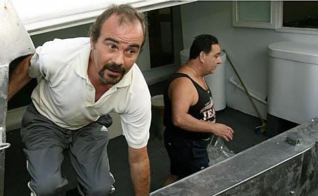 José Durá, patrón del pesquero, en 2006, llega a Santa Pola tras rescatar a 51 inmigrantes frente a Malta. 