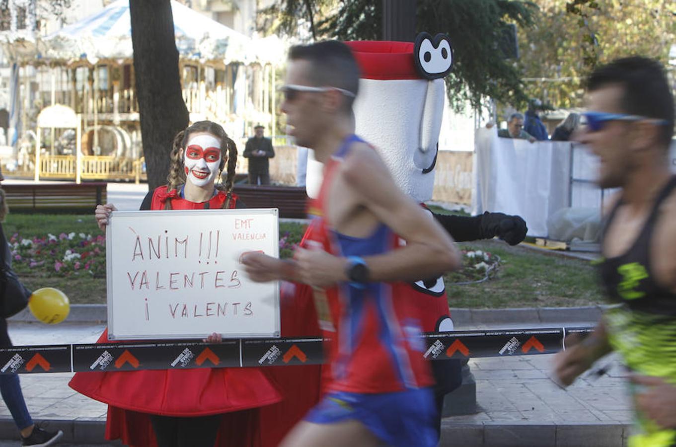 La capital del Turia se ha llenado este domingo 2 de diciembre de miles de atletas con motivo del  Maratón de Valencia 2018 . Una competición que ha dejado ver a los deportistas recorrer, al ritmo de sus zancadas, los 42,195 kilómetros de circuito por las calles de la ciudad.