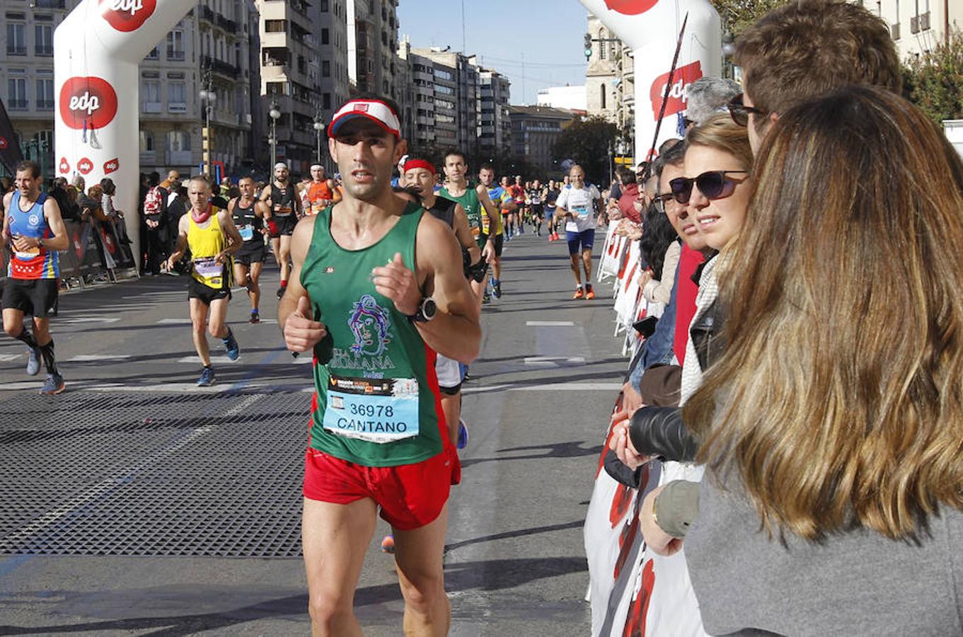 La capital del Turia se ha llenado este domingo 2 de diciembre de miles de atletas con motivo del  Maratón de Valencia 2018 . Una competición que ha dejado ver a los deportistas recorrer, al ritmo de sus zancadas, los 42,195 kilómetros de circuito por las calles de la ciudad.