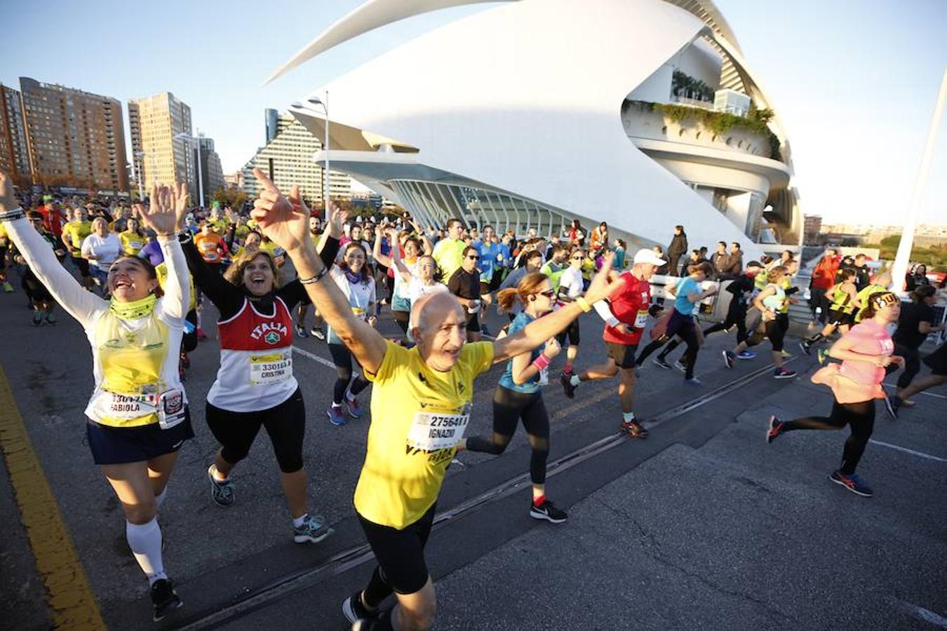 La capital del Turia se ha llenado este domingo 2 de diciembre de miles de atletas con motivo del  Maratón de Valencia 2018 . Una competición que ha dejado ver a los deportistas recorrer, al ritmo de sus zancadas, los 42,195 kilómetros de circuito por las calles de la ciudad.