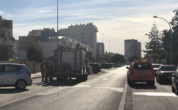 Los bomberos. en el exterior de la casa donde se produjo el incendio.