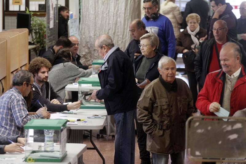 Ciudadanos votan en un colegio de Córdoba.