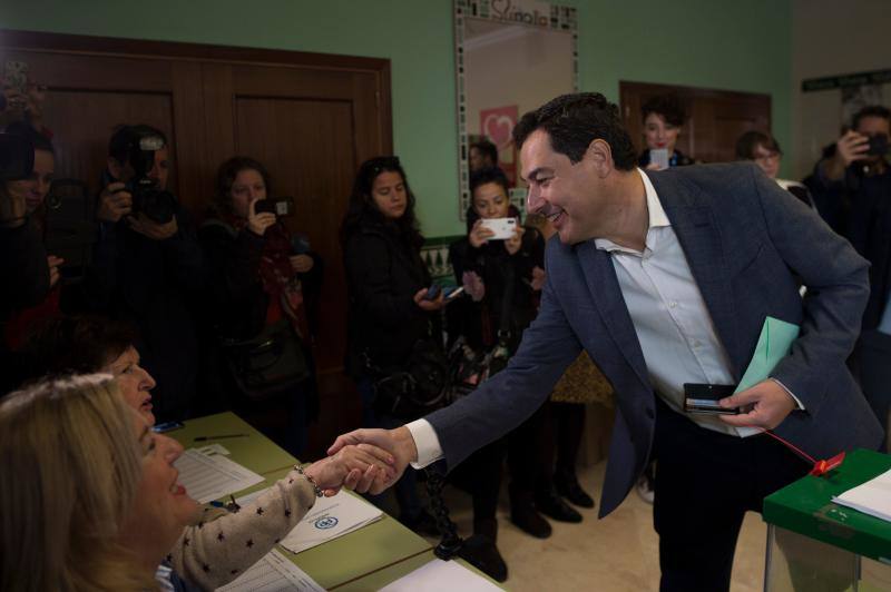 El candidato del Partido Popular, Juan Manuel Moreno, saluda a uno de los miembros de la mesa electoral tras votar en su colegio de Málaga.