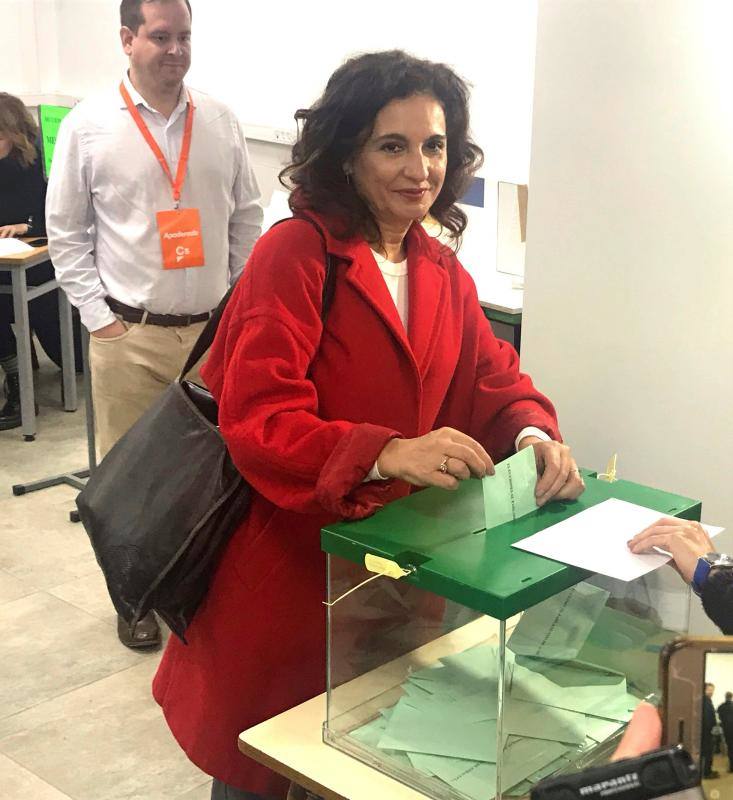 La ministra de Hacienda, María Jesús Montero, en el momento de votar en un colegio electoral de Sevilla.