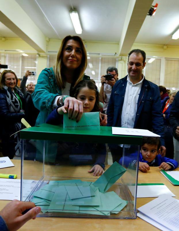 La presidenta de la Junta de Andalucía y candidata del PSOE, Susana Díaz, vota en su colegio electoral del barrio de Triana, en Sevilla.