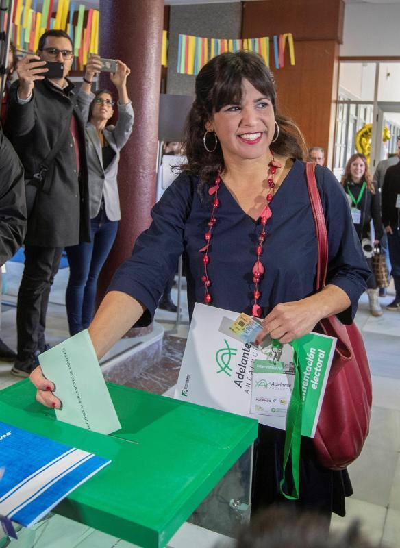 La candidata de Adelante Andalucía a la presidencia de la Junta de Andalucía, Teresa Rodríguez, ha ejercido su derecho al voto en el Colegio La Salle Viña.(Cádiz).