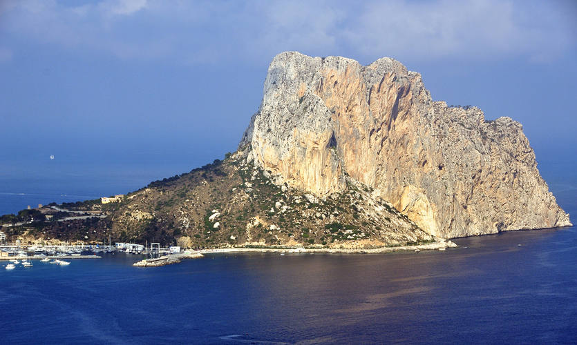 Parque Natural del Peñón de Ifach (Alicante): La localidad de Calpe cuenta con uno de los espacios naturales más representativos de la Comunitat. En este enclave natural residen algunas aves como el cormorán, el alcatraz, el halcón peregrino y la gaviota patiamarilla, que se pueden observar en total libertad. 