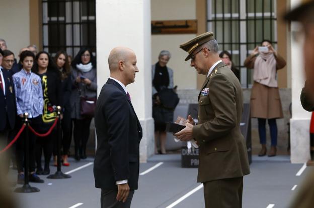 El coronel Morenza entrega la distinción a Marrahí. 