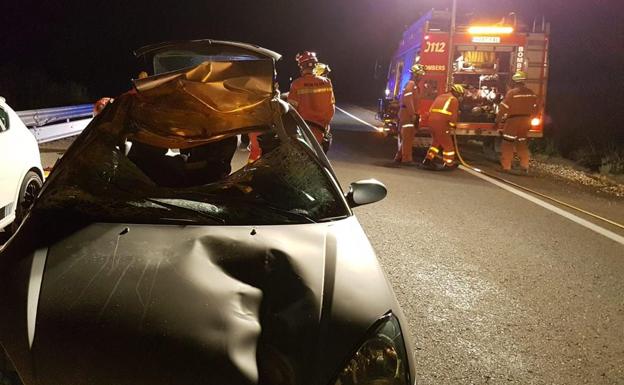 El coche del fallecido, tras chocar con el caballo en Benigànim.