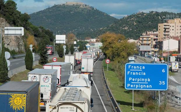 Las protestas en Francia atrapan a centenares de camioneros valencianos en Cataluña