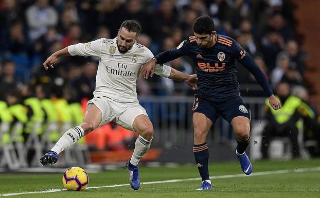 Carvajal controla el balón ante Guedes en el encuentro del pasado sábado entre el Real Madrid y el Valencia.