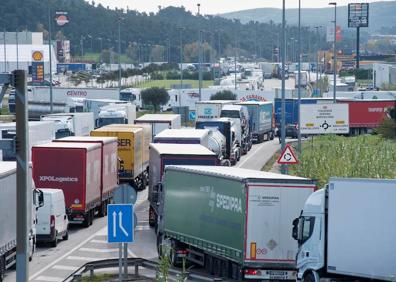 Imagen secundaria 1 - Las protestas en Francia atrapan a centenares de camioneros valencianos en Cataluña