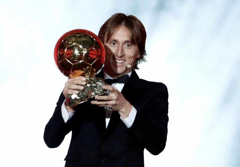 Luka Modric levanta el Balón de Oro 2018.