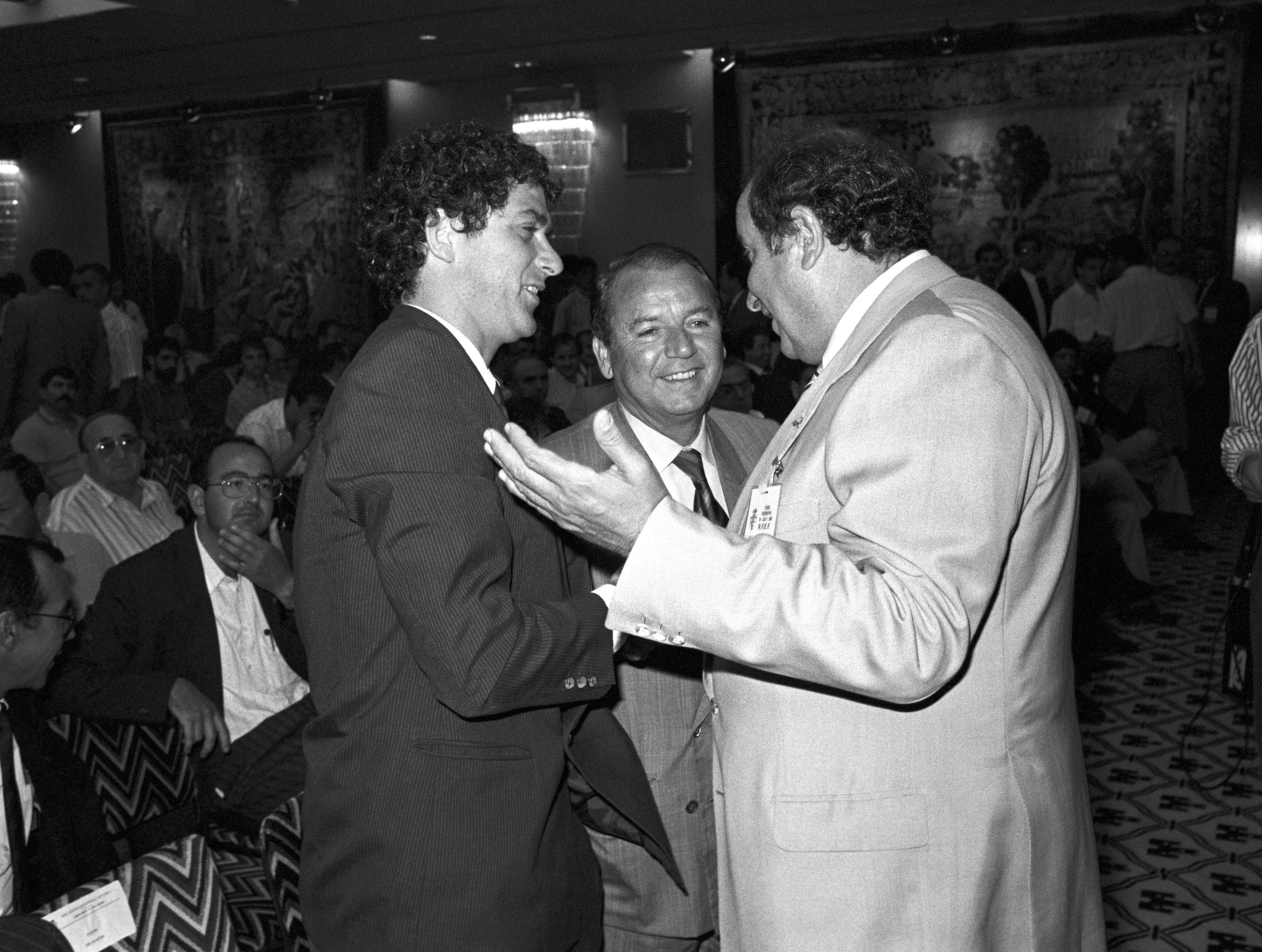 El candidato a la presidencia de la Federación Española de Fútbol (Villar) conversa con los presidentes del Atlético (Jesús Gil) y del Barça (José Luis Núñez) durante la jornada electoral (1988)