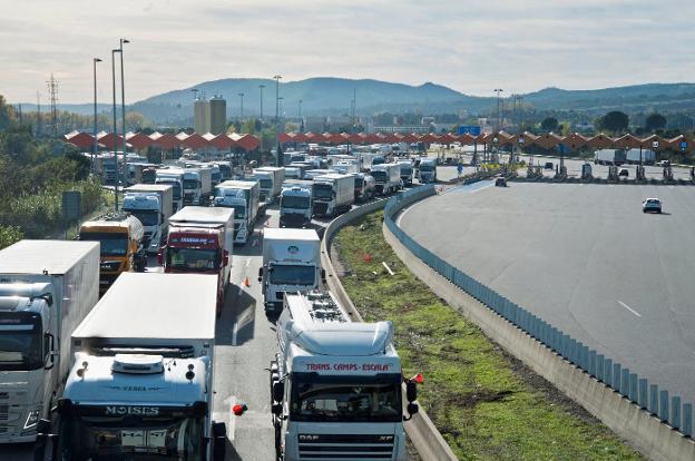 Caravana de camiones en la frontera de La Junquera, en dirección a Francia. 