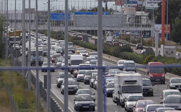 Atasco en uno de los principales accesos a Valencia por autovía, en una imagen de archivo.